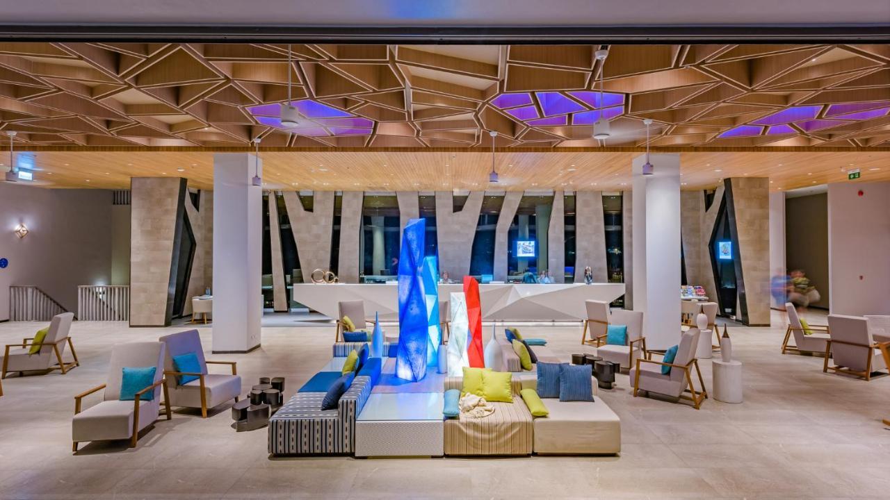 Oceanfront Beach Resort - Sha Extra Plus Patong Exterior foto Lobby