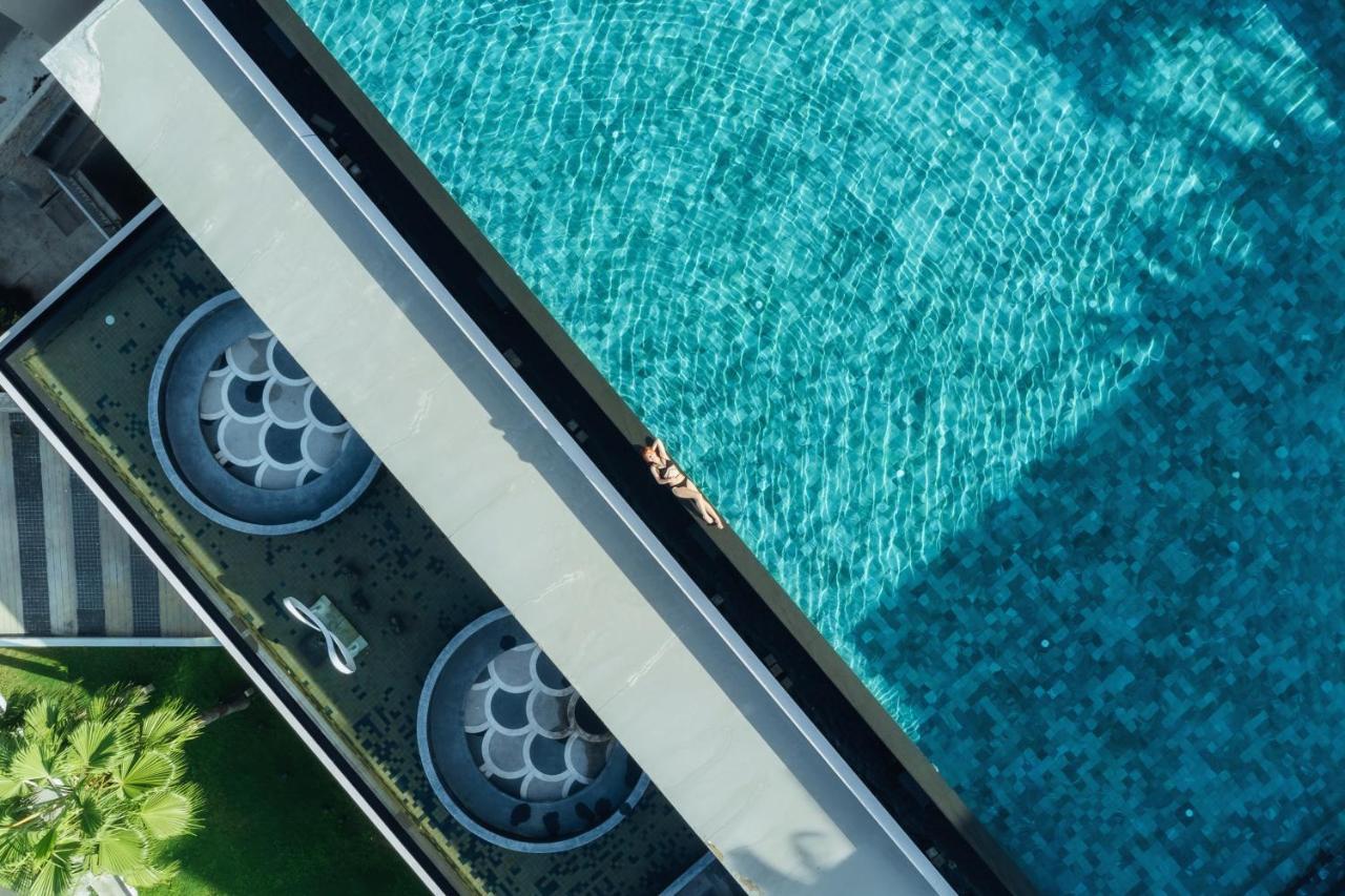 Oceanfront Beach Resort - Sha Extra Plus Patong Exterior foto A pool with a swim jet