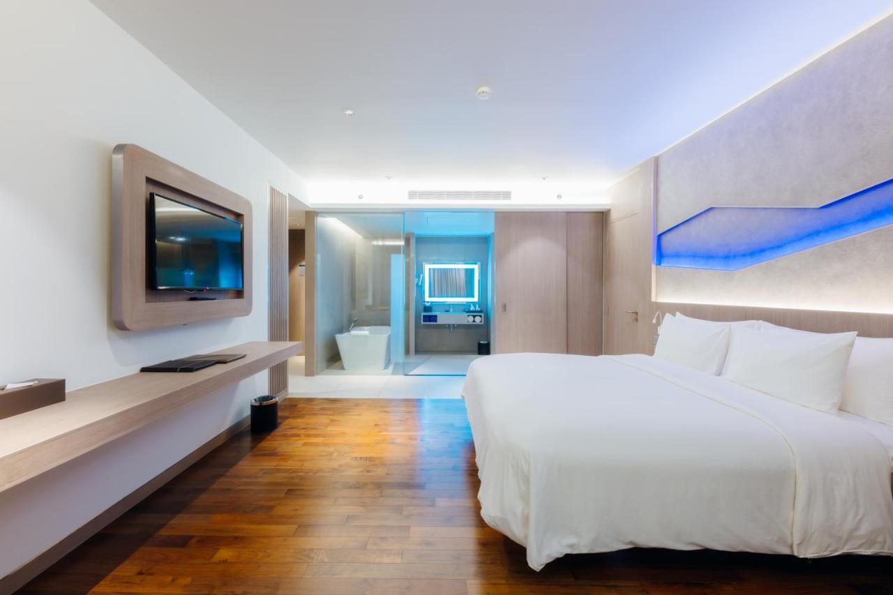 Oceanfront Beach Resort - Sha Extra Plus Patong Habitación foto