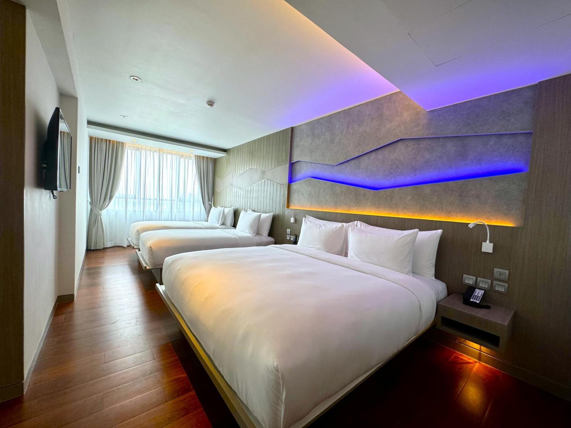 Oceanfront Beach Resort - Sha Extra Plus Patong Habitación foto Deluxe Family Room
