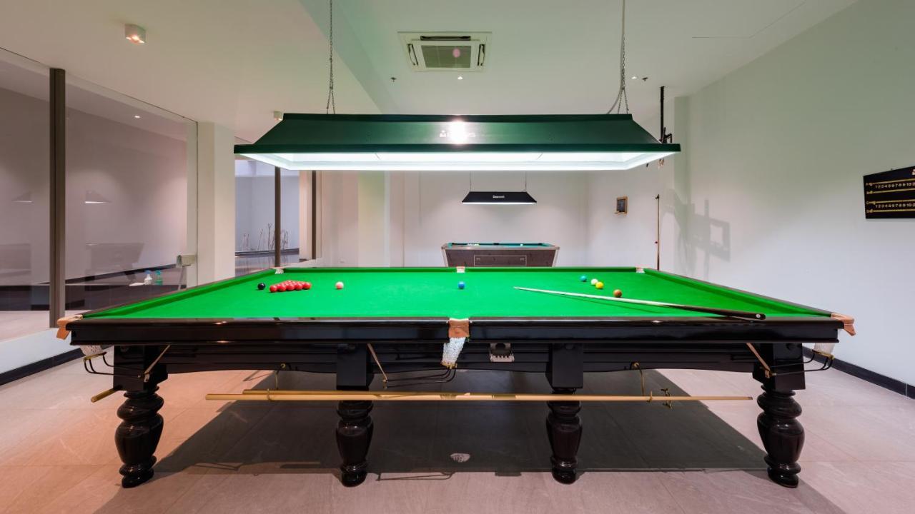 Oceanfront Beach Resort - Sha Extra Plus Patong Exterior foto A snooker table